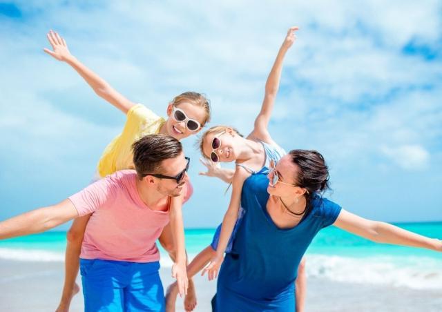 Family on a beach 假期